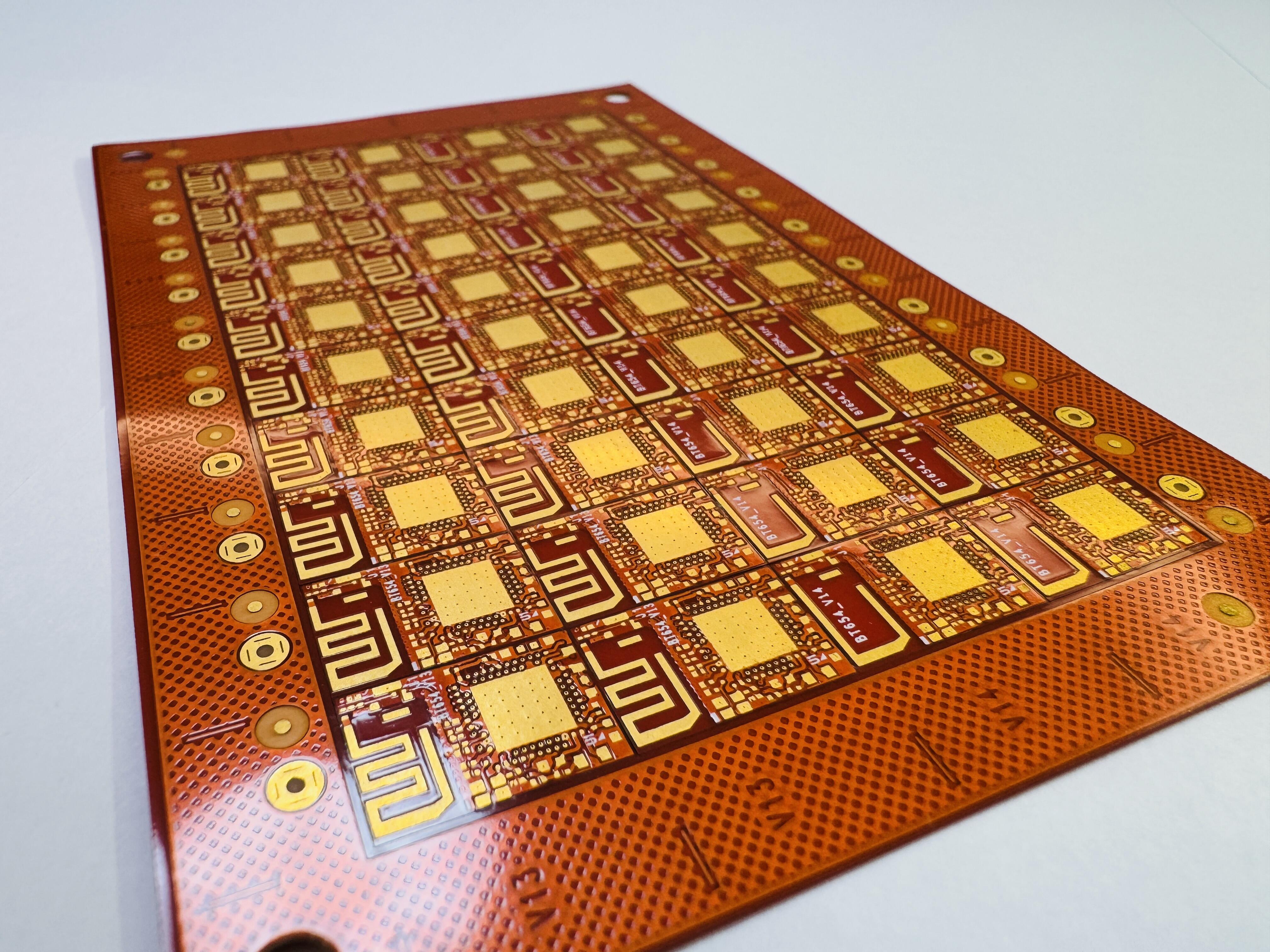 四层软板 FPC 天线模块面板，高密度制程与批量生产排版，适用于高频讯号与精确阻抗控制