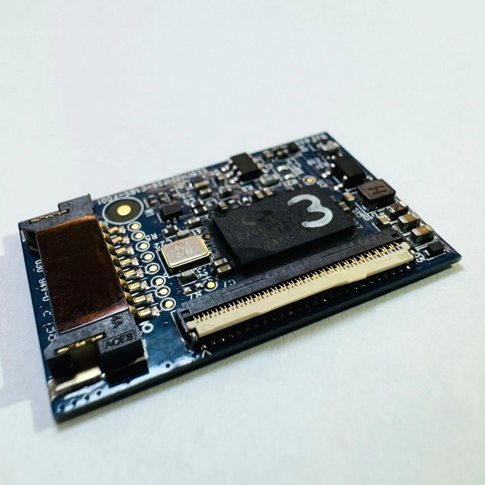 多层硬质印刷电路板 (PCB)，专为表面贴装技术 (SMT) 组装设计。