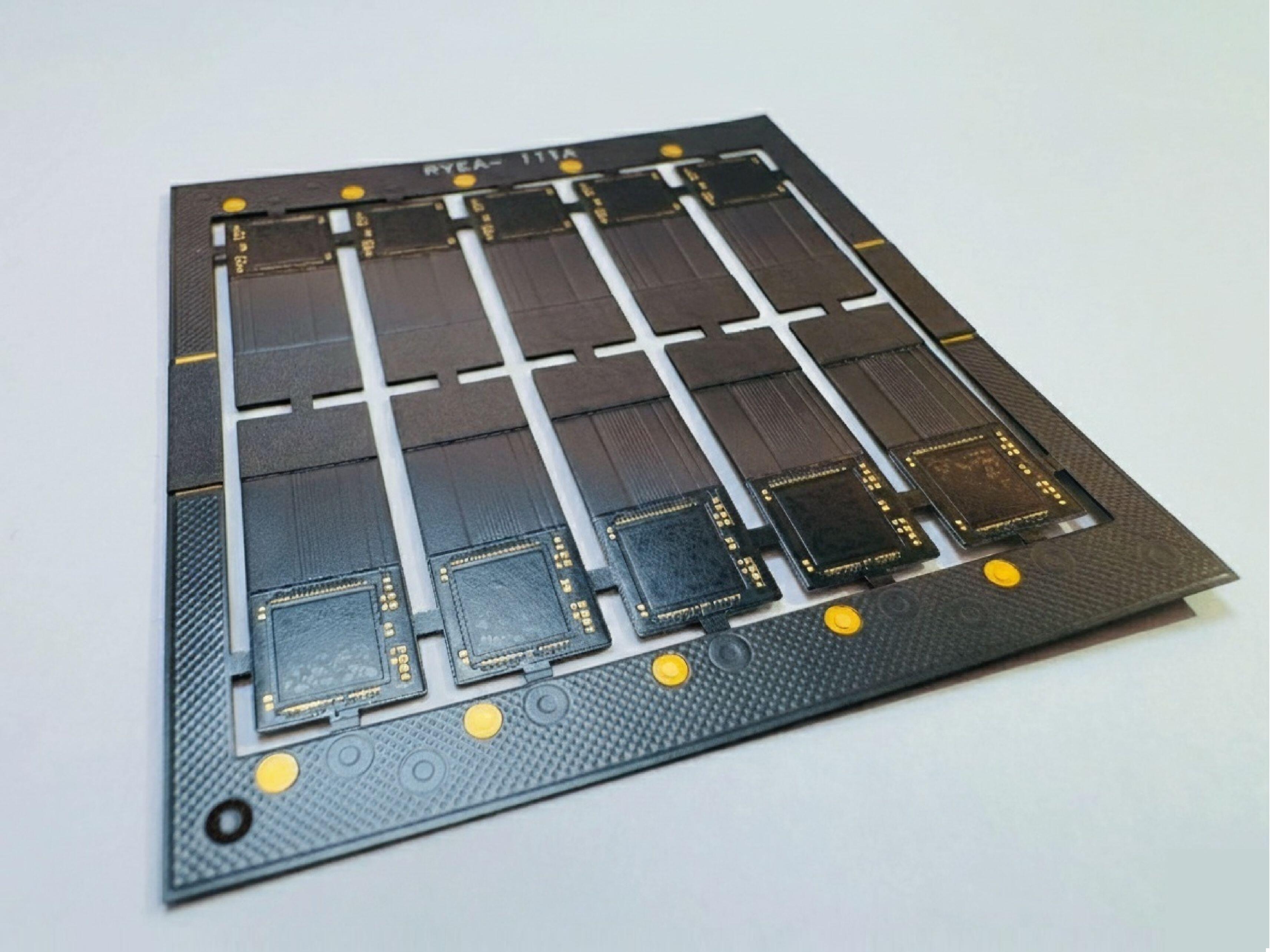 三层软板 FPC 镜头模块面板，高密度电路设计与批量生产排版，适用于精密光学及穿戴装置