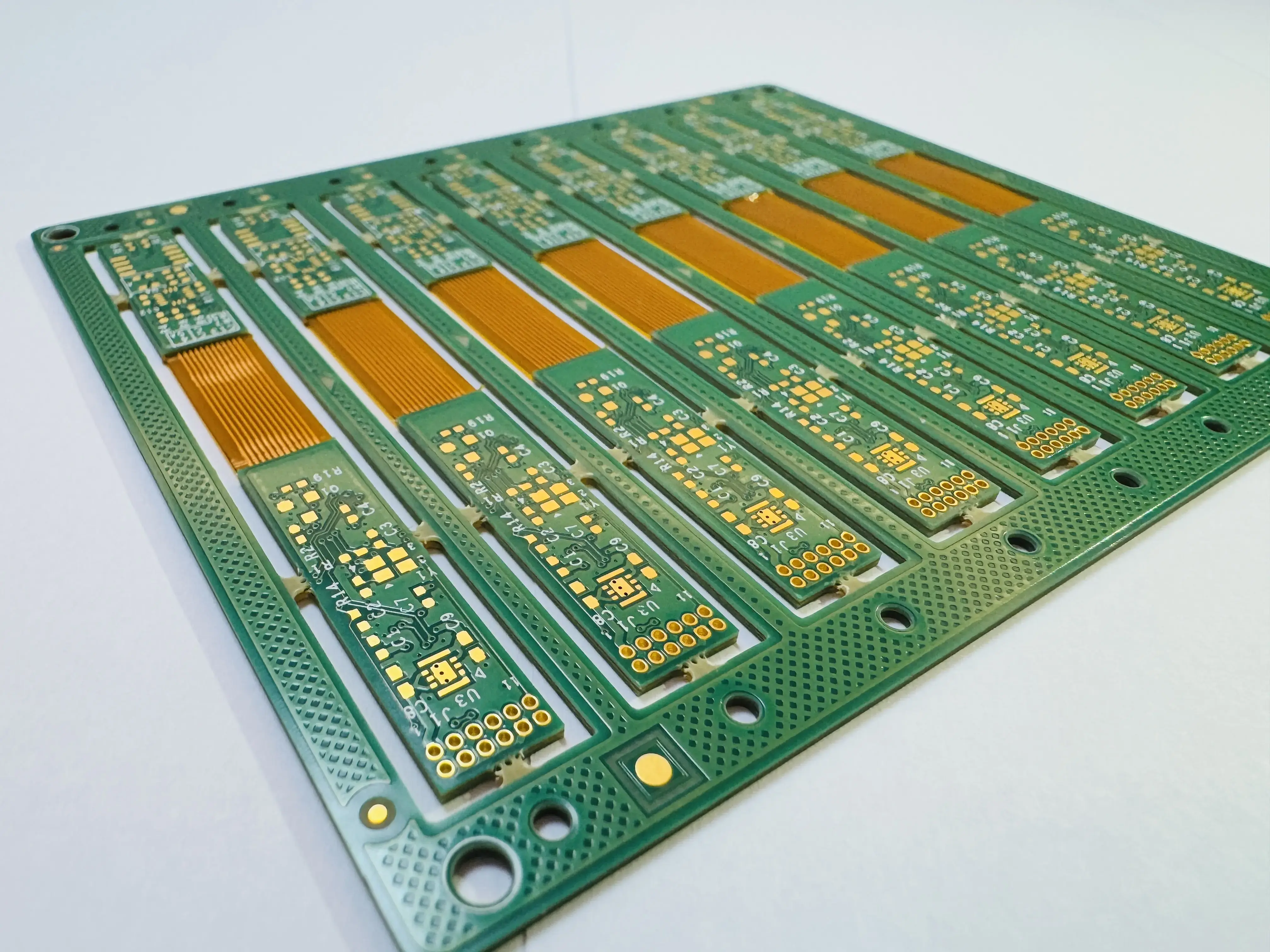 排版中的软硬结合板成品，适用于精密仪器或工控产品的复合电路板，兼具FPC与PCB优势